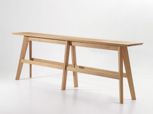 Высокая скамейка из массива дерева