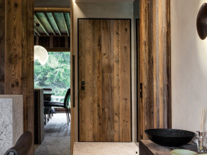 Внутренняя защитная дверь со скрытыми петлями