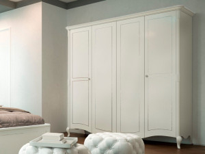 Деревянный шкаф