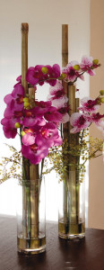2767 702 a3 Пластиковая орхидея Phalaenopsis & bamboo в стеклянном горшке, 76 см, бело-фиолетовая H-andreas