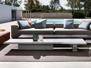 Мраморный низкий садовый столик