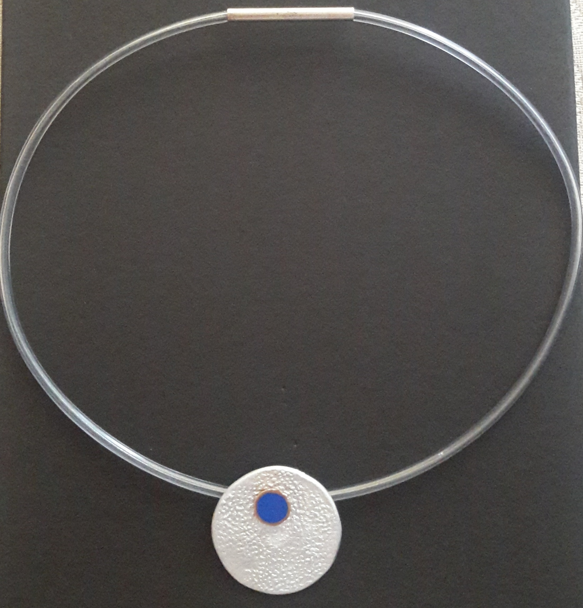 EB1 Колье, алюминий, пластик, вставка синяя эмаль, бронза ELENA BERTELLOTTI Santreyd 