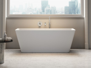 Прямоугольная ванна в центре комнаты из смолы