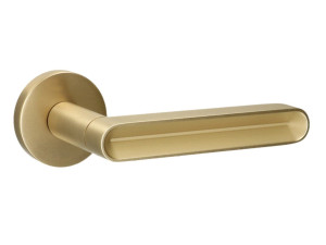 Латунная ручка на розетке