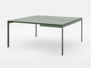 Многострочный металлический стол с системой кабельной втулки