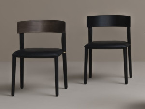 Стул с кожаным мягким сиденьем