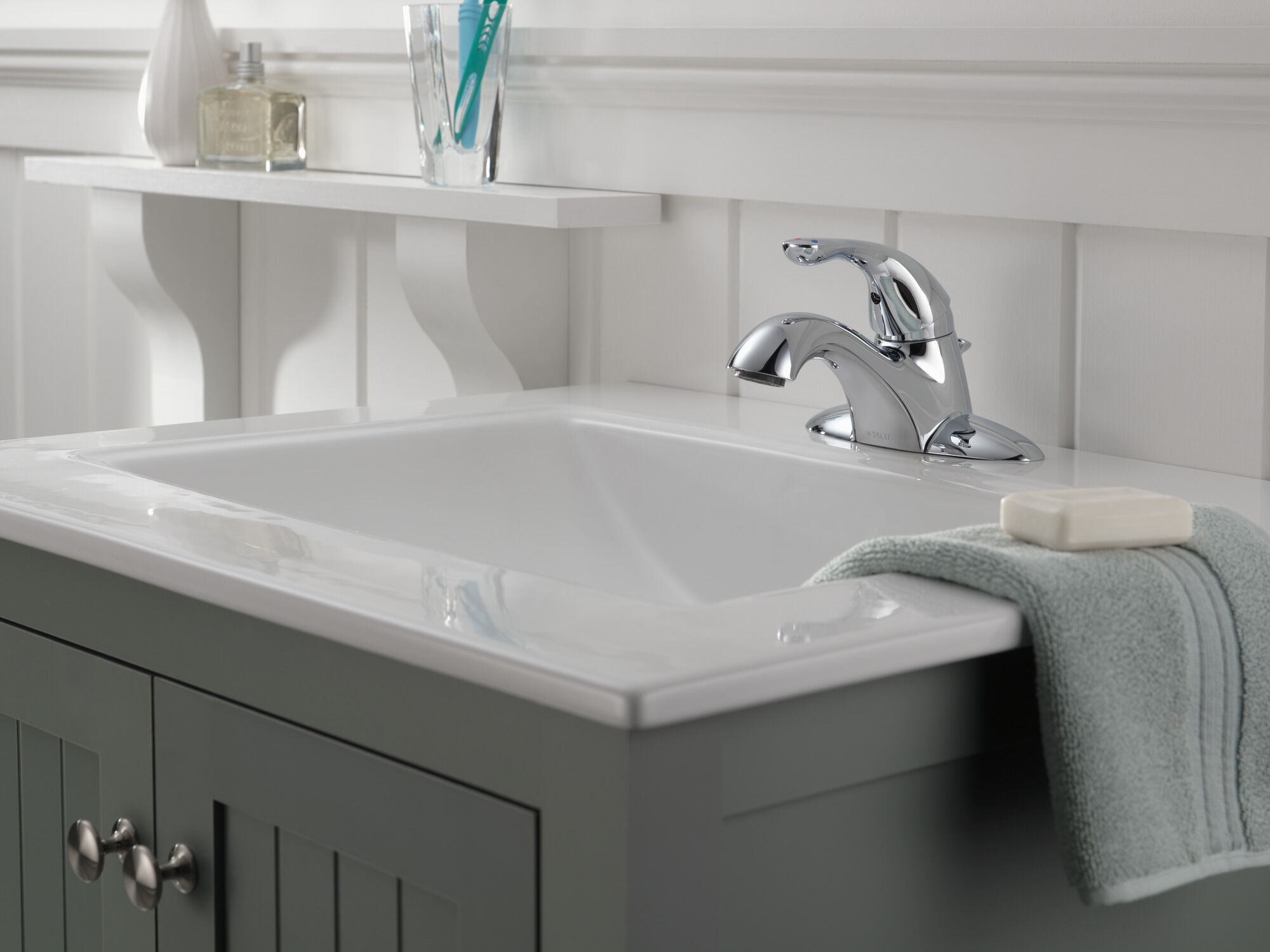 Смеситель для ванной комнаты с центральным расположением ручки и стойкой City Delta Faucet Classic 525LF-MPU - Вид №2