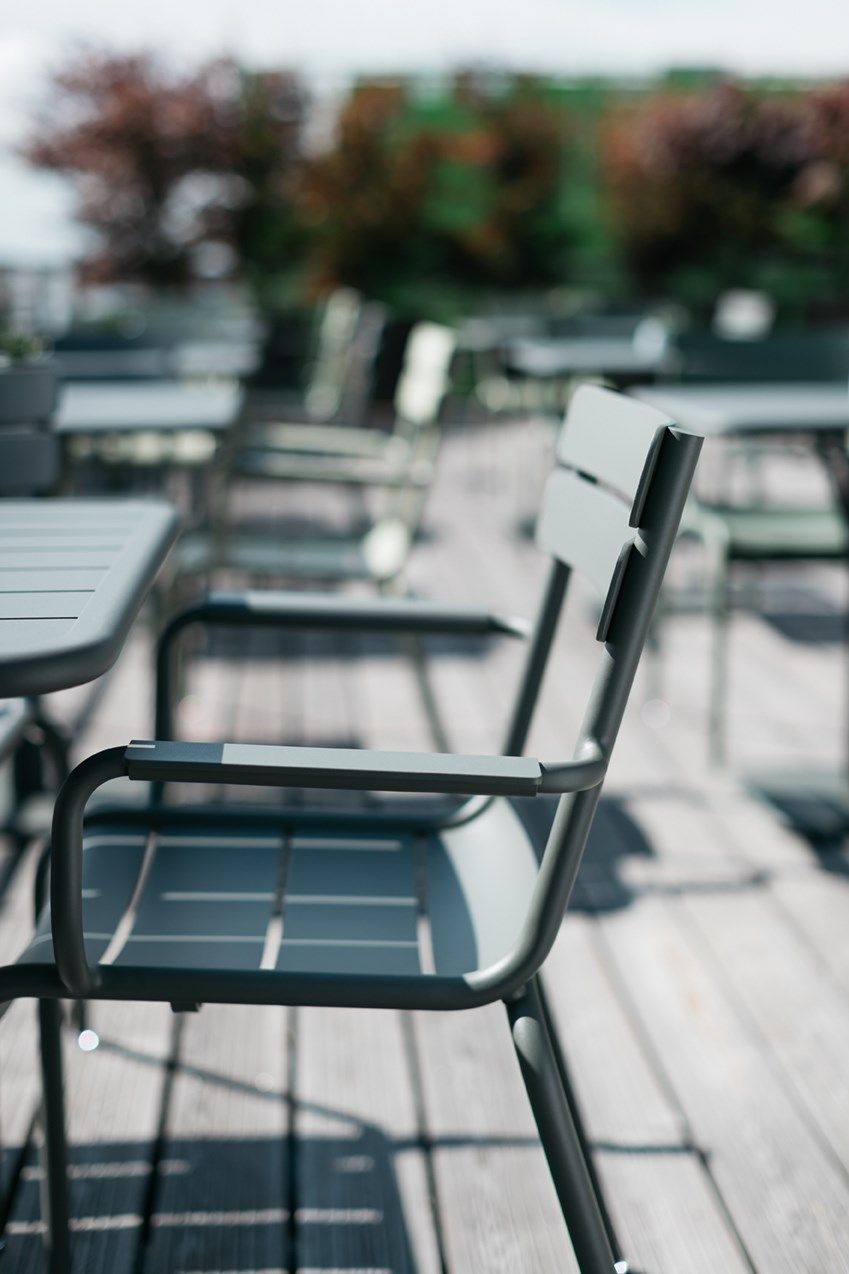 Алюминиевый штабелируемый садовый стул с подлокотниками In Stock Fermob ARCH-00004501