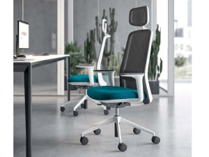 Вращающееся офисное кресло с колесами