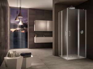 Стеклянная угловая душевая кабина с распашной дверью