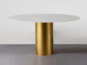 Круглый железный стол с мраморной столешницей