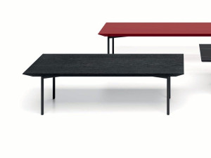 Низкий деревянный журнальный столик