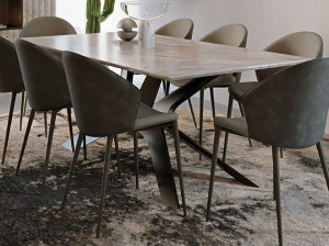 Деревянный прямоугольный стол