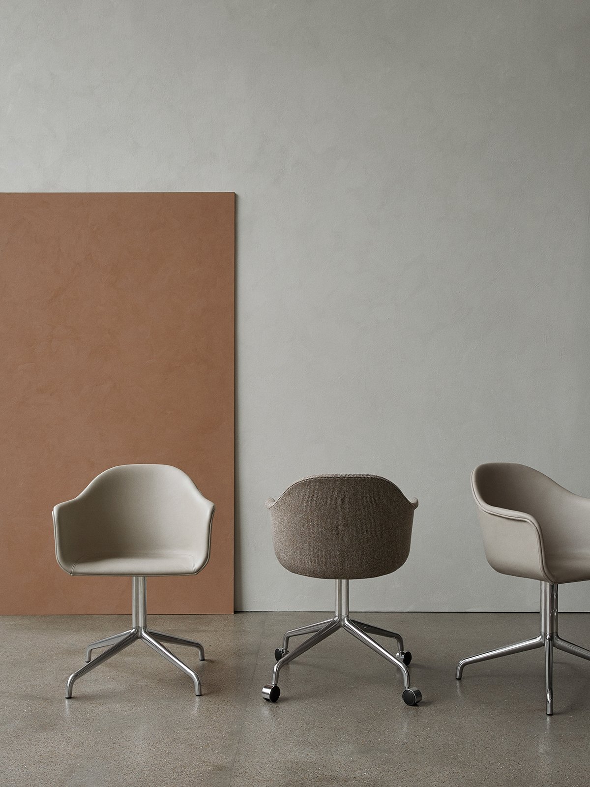 400274 MENU Обеденный стул Harbour, хромированная основа со звездой, обитый Полированная алюминиевая звездочка с поворотным возвратом  - Вид №5