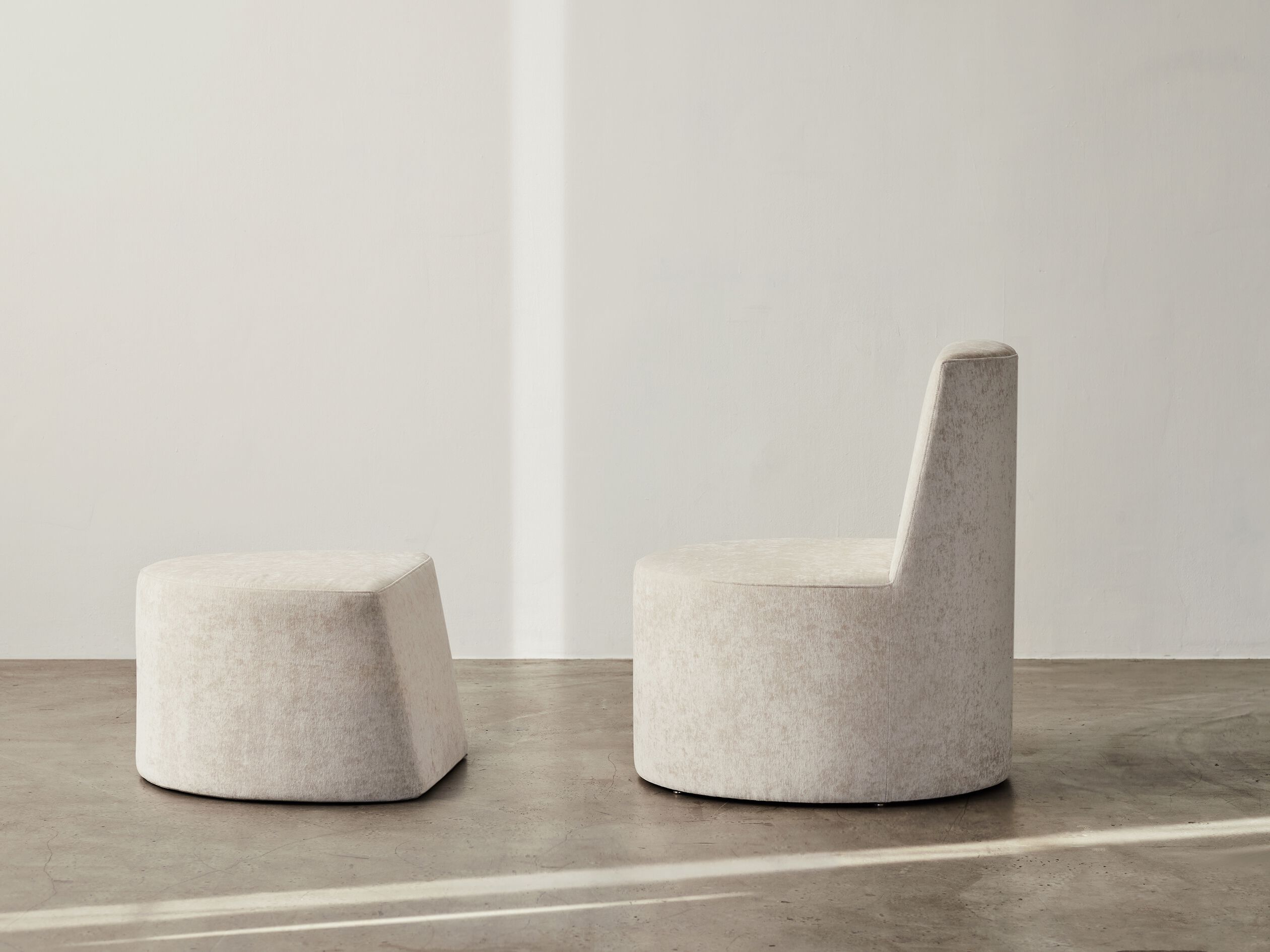 Кресло и подставка для ног из синели Caroline Chao BLOC ARCH-00077610