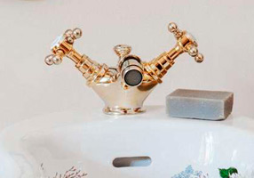 Gentry Home Смеситель для раковины мостик на 2 отверстия 200мм Mayfair Темный никель GH103225 - Вид №1