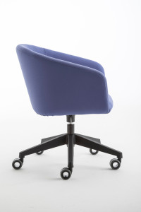 Тканевый стул с колесами с подлокотниками