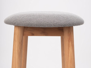 Высокий деревянный мягкий стул с подставкой для ног