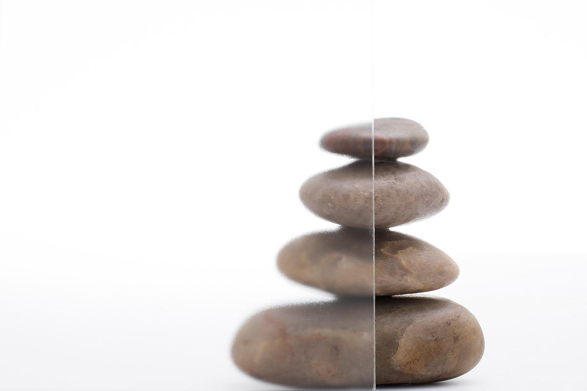 FSRT303 Стекло Vivigraphix Graphica показано в конфигурации отражения с прослойкой белого цвета с каирским узором и стандартной отделкой Forms-surfaces 