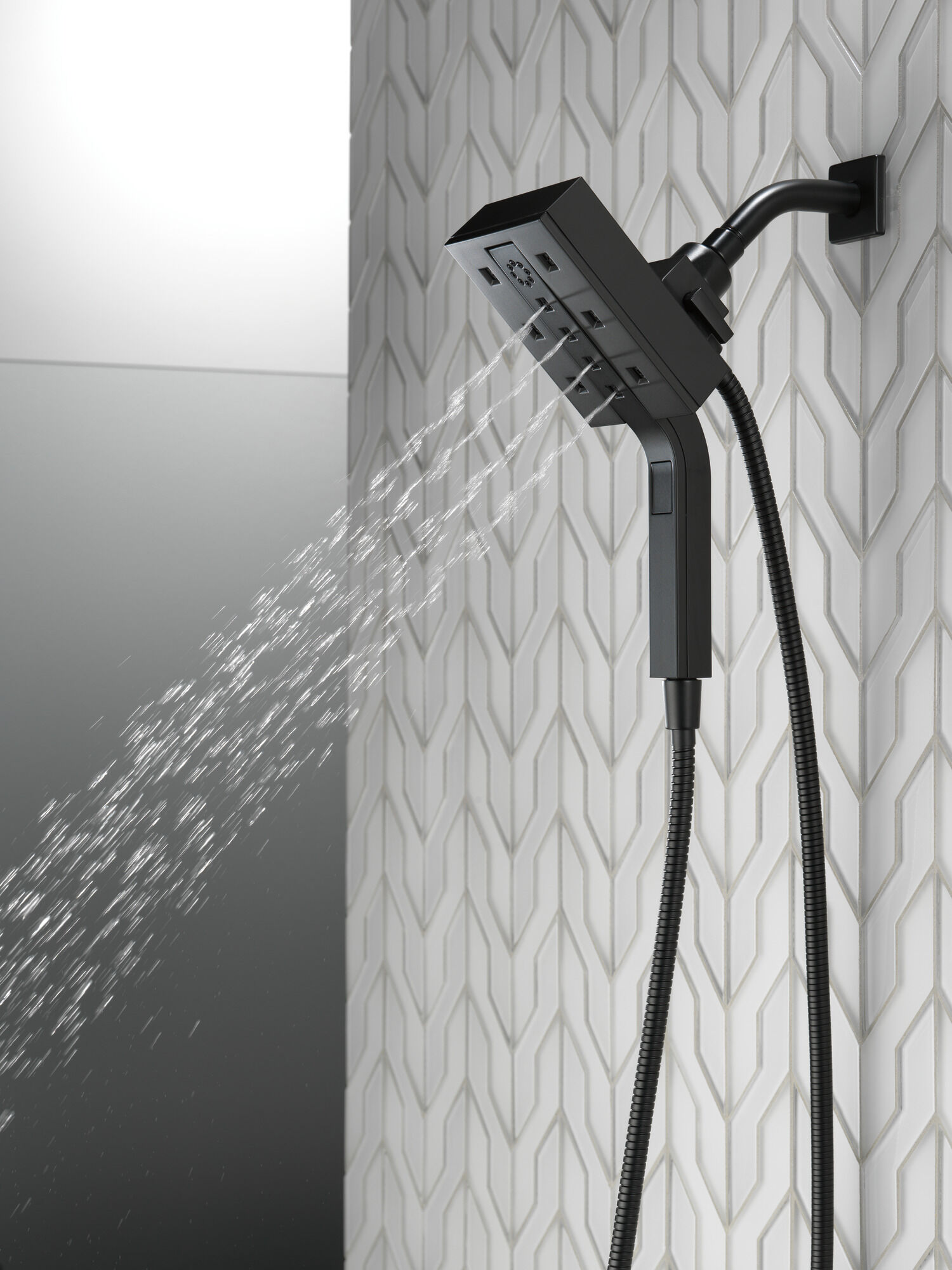 58473-BL H2Okinetic® In2ition® Душ два в одном с 4 настройками Delta Faucet Universal Showering Матовый черный  - Вид №9
