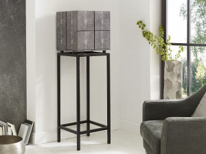 Стальной и деревянный шкаф с распашными дверцами