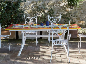 Садовый стол из фаянса и нержавеющей стали