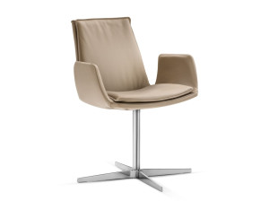 Кожаный стул с подлокотниками