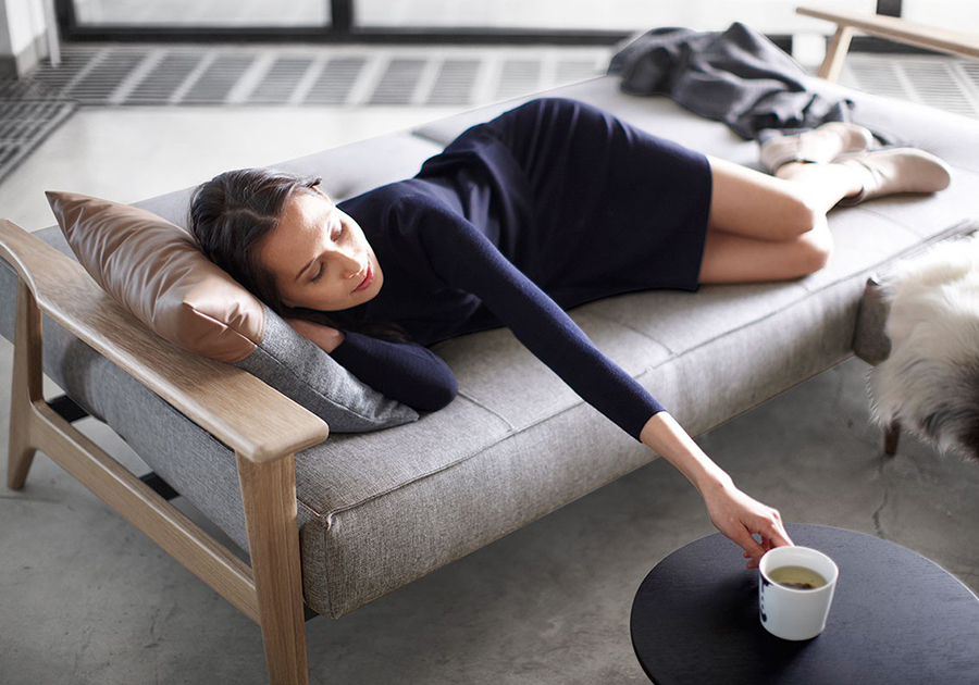 Диван Splitback с подлокотниками Frej, ножками из дуба и черной рамой, серый Innovation Living SPLITBACKS3 - Вид №1