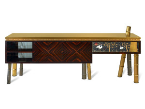 Шкаф из черного дерева со встроенным освещением