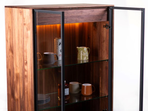 Витрина из массива дерева