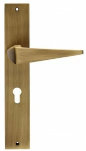 LINEA CALI' Латунная ручка на пластине в современном стиле Komfort