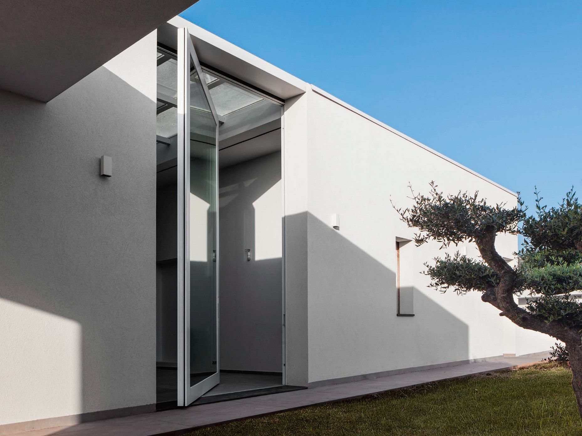 Алюминиевая и стеклянная витражная входная дверь Oikos Nova ARCH-00132999