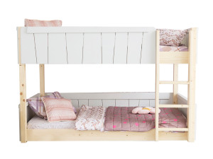 Деревянная двухъярусная кровать