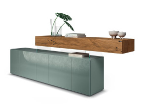 Шкаф из дерева и стекла с распашными дверями