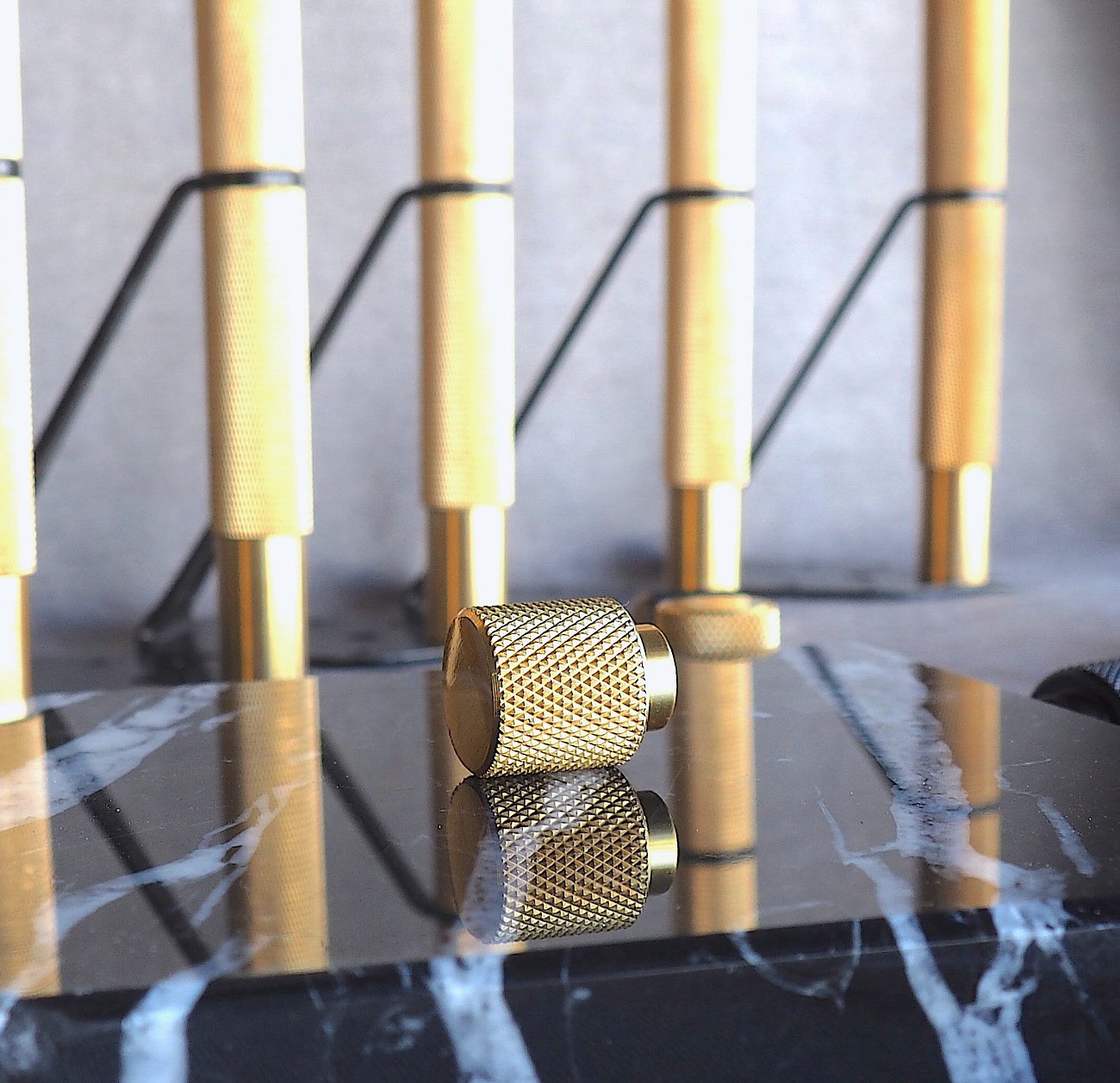 Шкаф распашной двухдверный с металлическими ножками 150х62 см черный Moon BRAGIN DESIGN MOON 00-3862431 Черный - Вид №1