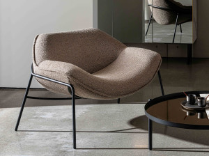 Тканевое кресло с подлокотниками