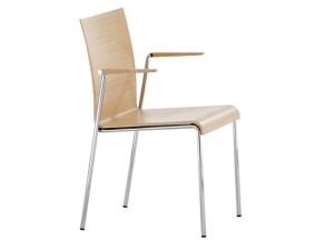 Деревянный стул с подлокотниками