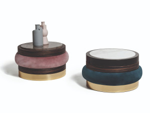 Деревянный круглый низкий журнальный столик