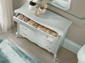 Деревянный комод