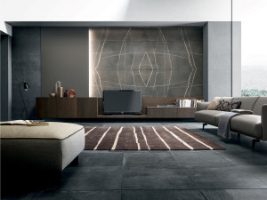 Стена из камня и дубового шпона