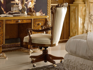 Вращающееся кресло с колесами