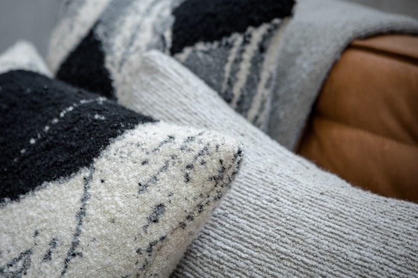 Ethnicraft Прямоугольная подушка из ткани Refined layers 21052/21045/21044 - Вид №16