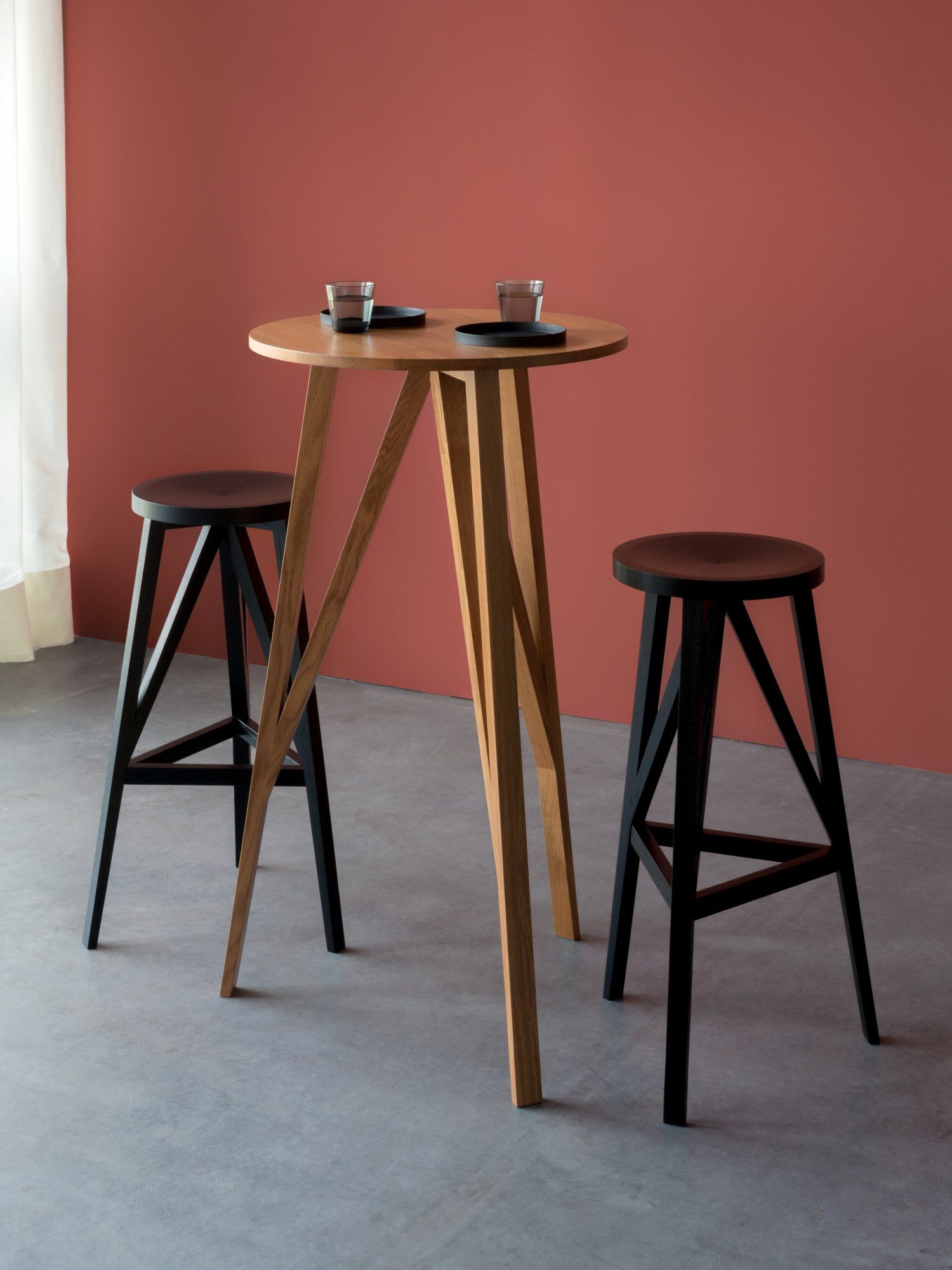 Высокий круглый деревянный стол LOEHR Faber ARCH-00043551 - Вид №1