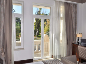 Деревянные распашные двери-окна