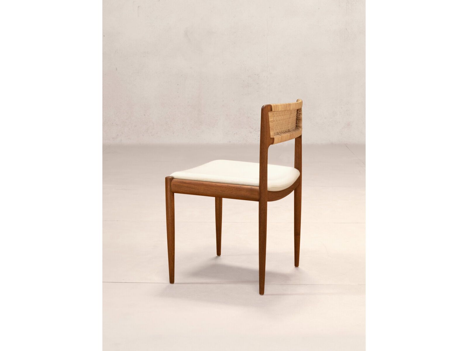 Мягкий стул из тикового дерева Phantom Hands Tangāli ARCH-00042099 - Вид №1