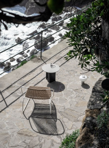 Круглый стальной садовый стол с каменной столешницей