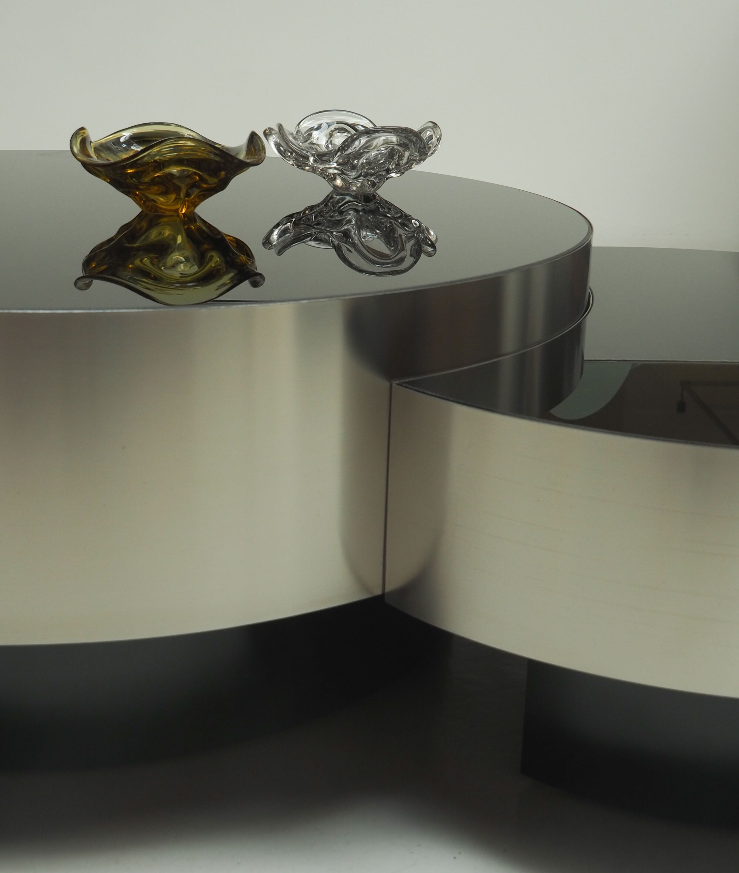 Набор журнальных столиков из ламинированного стекла и металла с цоколем Jover+Valls Antique Boutique-Luna ARCH-00012576