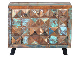 Деревянный шкаф с распашными дверями