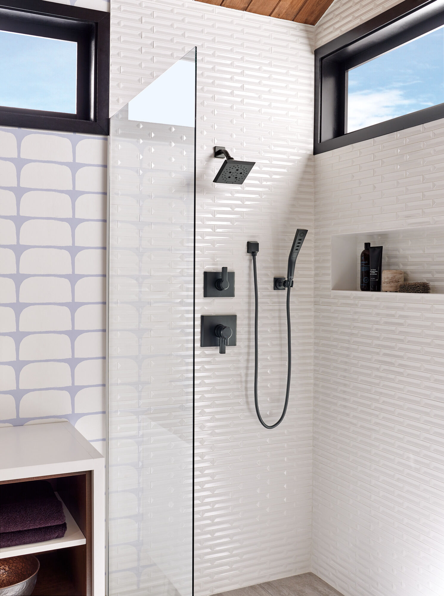 T17299-BL Накладка для душа Monitor® 17 серии H2Okinetic® Delta Faucet Pivotal Матовый черный  - Вид №7