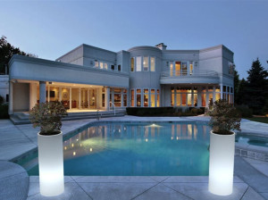 Высокий садовый горшок из полиэтилена